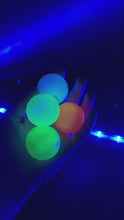 Last inn og spill av video i Gallerivisningen, 4 stk selvklebende Glowballs som lyser i mørket
