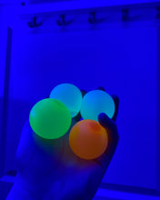 Last inn bildet i Galleri-visningsprogrammet, 4 stk selvklebende Glowballs som lyser i mørket - Mello Shop
